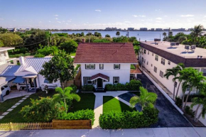 Historic Waterfront estate With Yard & Modern Kitchen